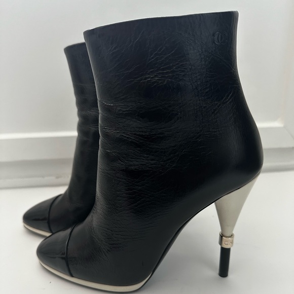 CHANEL CC Karl Lagerfeld Black Captoe Patent Ankle Heel Booties Boots 38 - Picture 5 of 10
